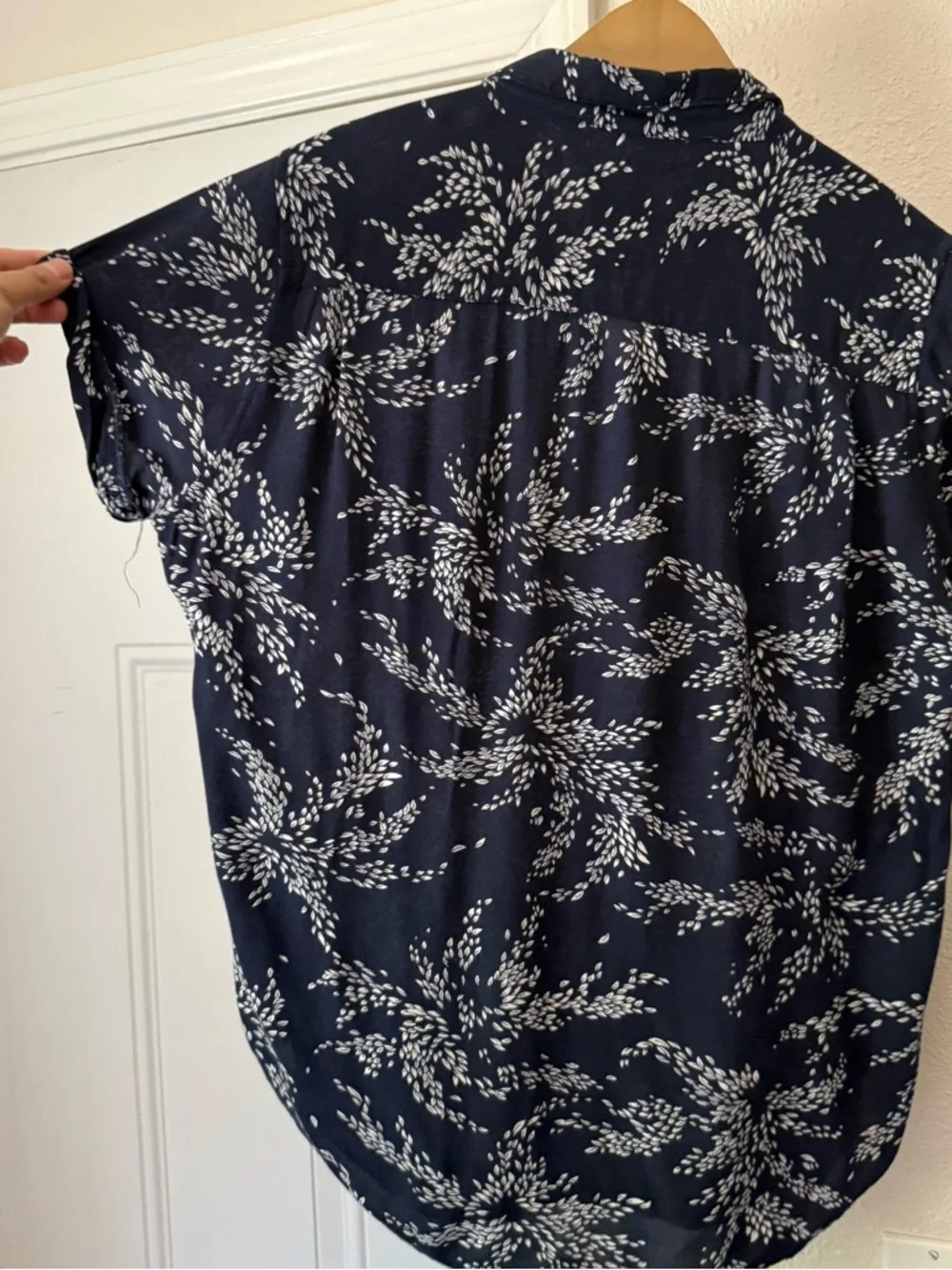 BRIDGE & BURN navy white leaf botanical print rayon short sleeve button up shirt - Picture 4 of 6